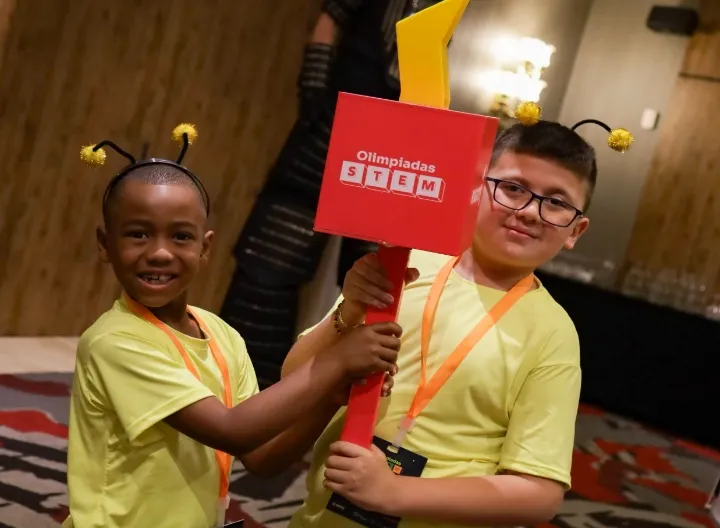 niños participantes en olimpiadas STEM