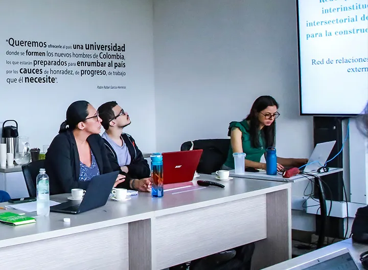 Directivos de UNIMINUTO reunidos con delgados de la jep