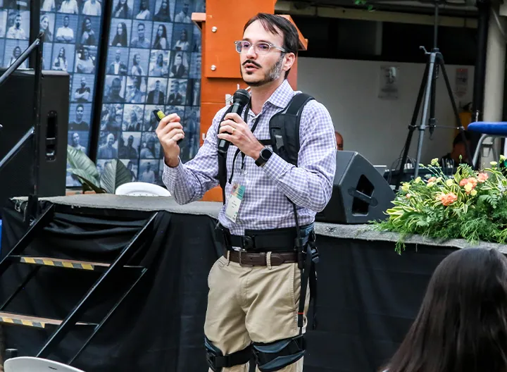 Ponente usando un arnés en el congreso de seguridad y salud de UNIMINUTO