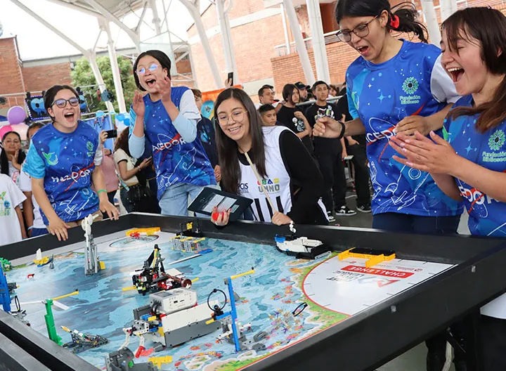Niños, niñas, y jóvenes brillantes trabajan en la solución de retos globales en FIRST LEGO League Colombia ‘Submerged’ 