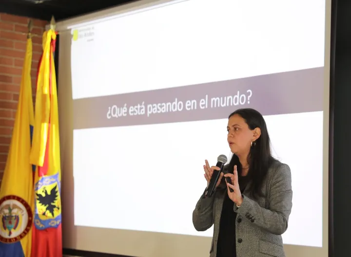 Doctora Silvia Caro Spinel dictando conferencia