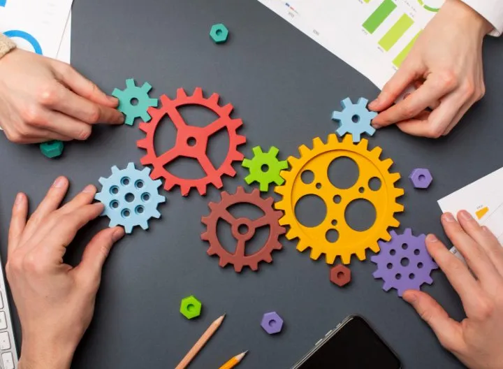 Manos acomodando fichas