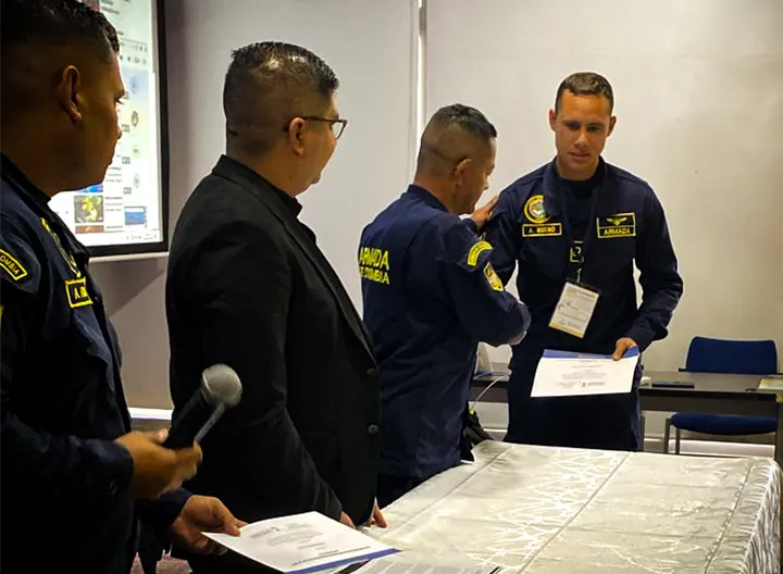 Mesa principal entregando certificado del diplomado a auxiliar 