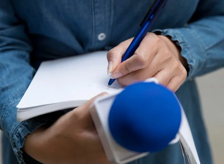 periodista con micrófono en la mano