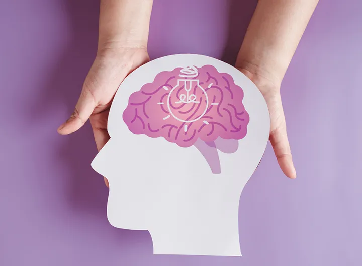 Imagen sosteniendo un cerebro de papel 