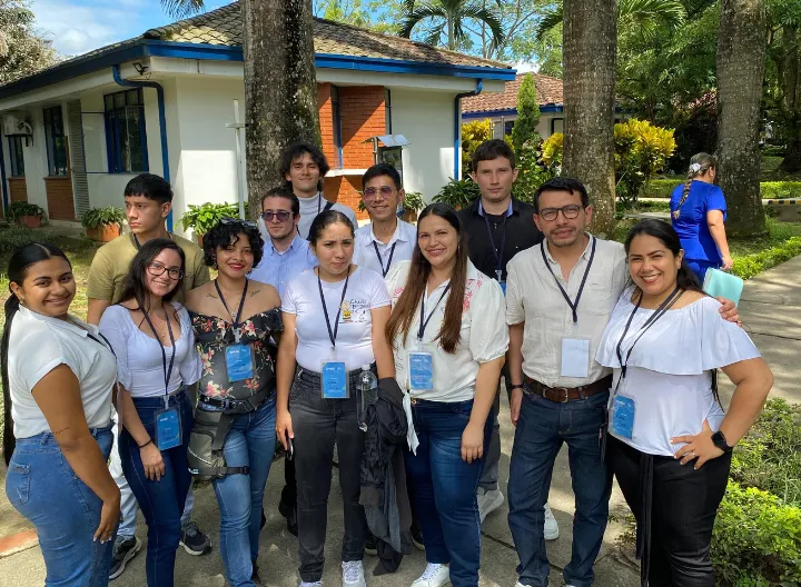 Se trata de un grupo de participantes del Encuentro Nacional de Semilleros de Investigación – ENSIU 2024.  El grupo está compuesto por hombres y mujeres jóvenes y adultos, vestidos con ropa casual