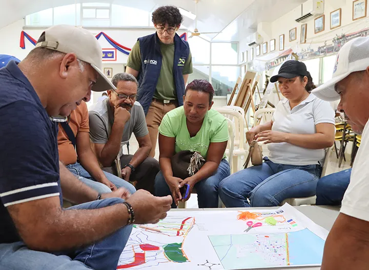 Mujeres y hombres de distintas unidades productivas de la Troncal Coveñas realizan cartografía social de su territorio