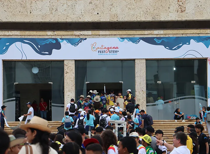 Equipos conformados por niñas, niños y jóvenes a la espera de ingresar al centro de Convenciones Cartagena para participar en la final nacional del FIRST LEGO League 2024-2025.