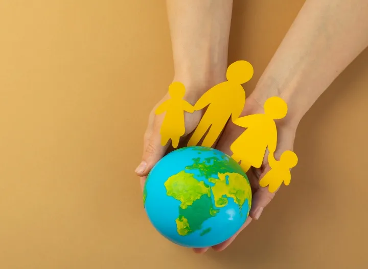 planeta tierra con siluetas de seres humanos