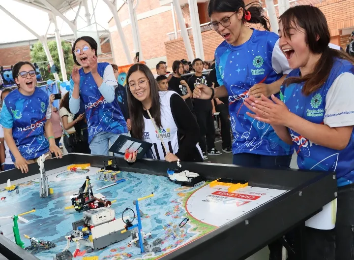 niños participantes de olimpiadas Stem