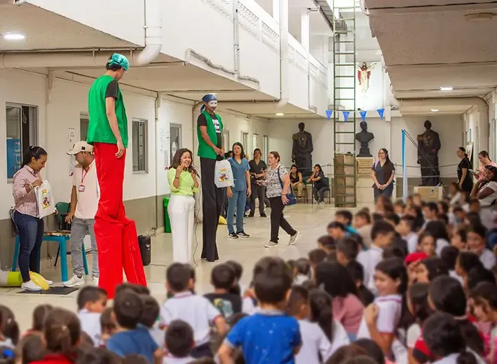 Show de acrobacias y zancos