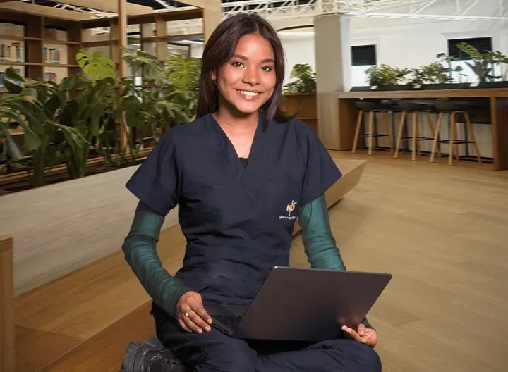 Estudiante universitaria sonriendo