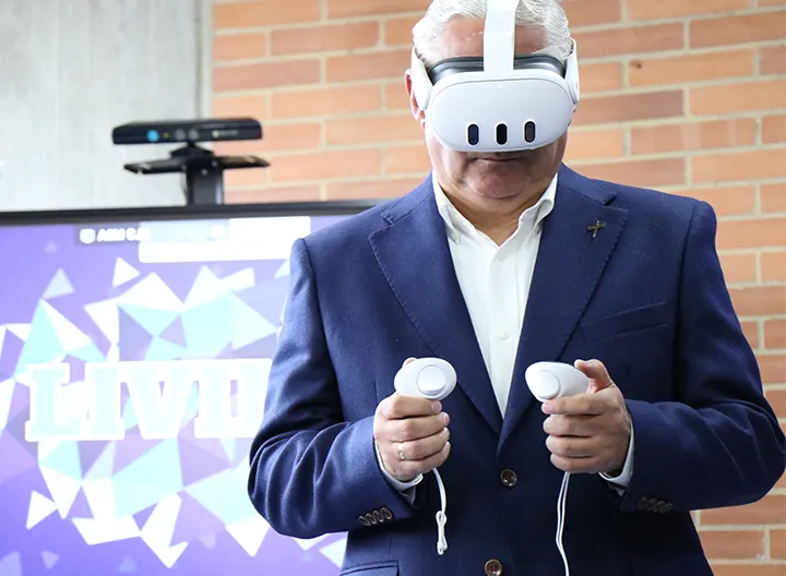 Rector Jefferson usando gafas de realidad virtual