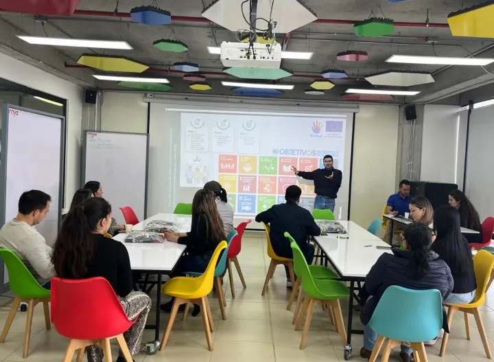 Taller BeGlobal con ONGs en Colombia