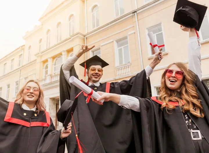 estudiantes graduándose