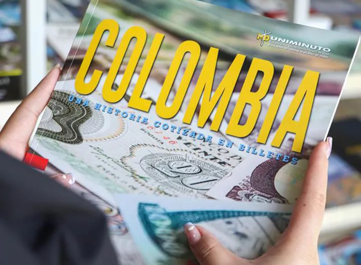 Persona sosteniendo un libro titulado, Colombia: Una historia cotizada en billetes, publicado por UNIMINUTO, con imágenes de billetes en la portada.