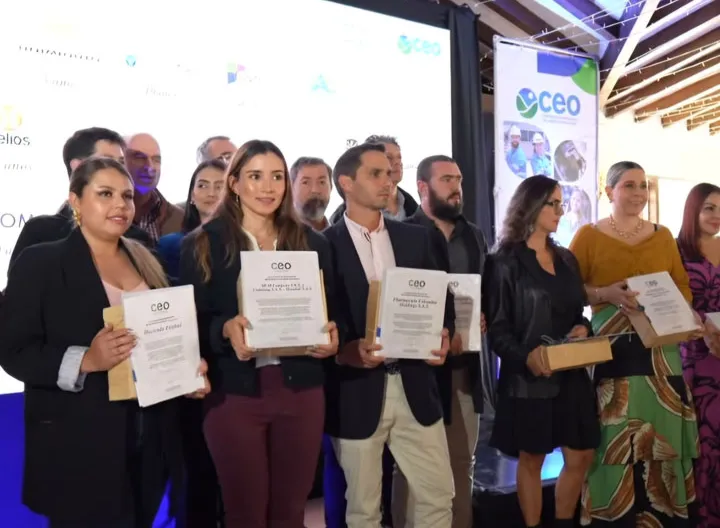 Entrega de reconocimiento con otras empresas destacadas