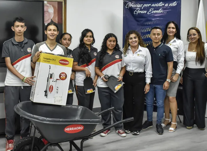 Niños y jóvenes de diferentes instituciones educativas recibiendo insumos para sus proyectos_3