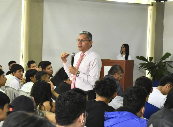 El Ingeniero Jonh Ricardo Madero Cubillos, CEO de Robokids, durante su ponencia en Flisol 2025 Ibagué. 2