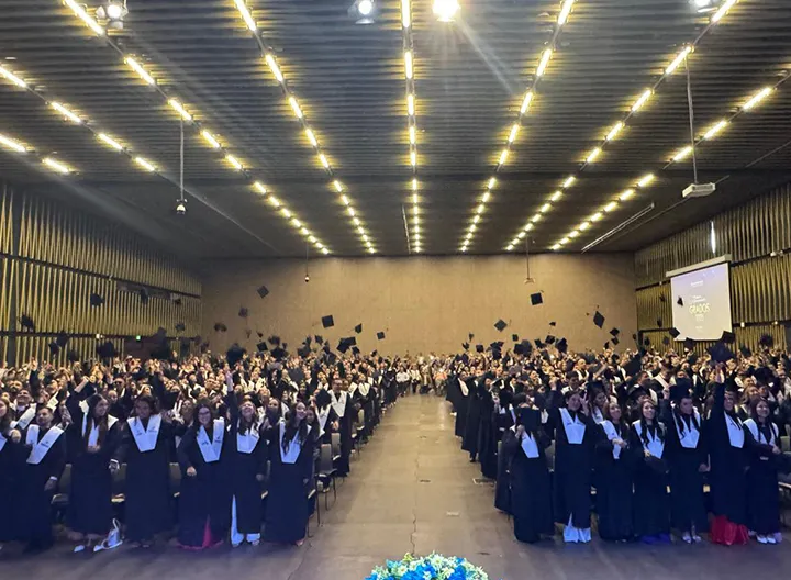 Lanzamiento de birrete momento de alegría y celebración