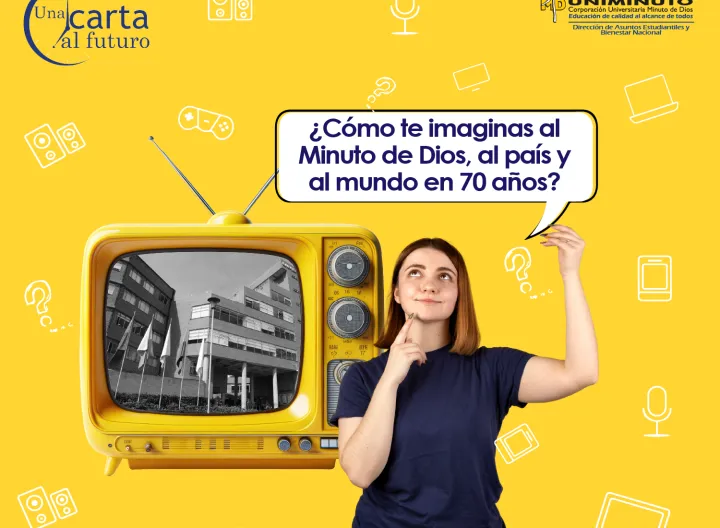 Mujer, un televisor y fotografía sede principal UNIMINUTO