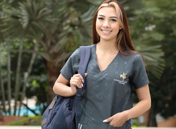 estudiante de UNIMINUTO con un bolso