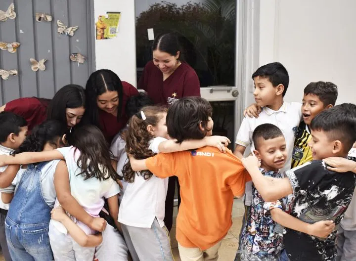 Niños del Club Didáctico y estudiantes de Licenciatura en Educación Infantil durante una jornada de aprendizaje y diversión.3