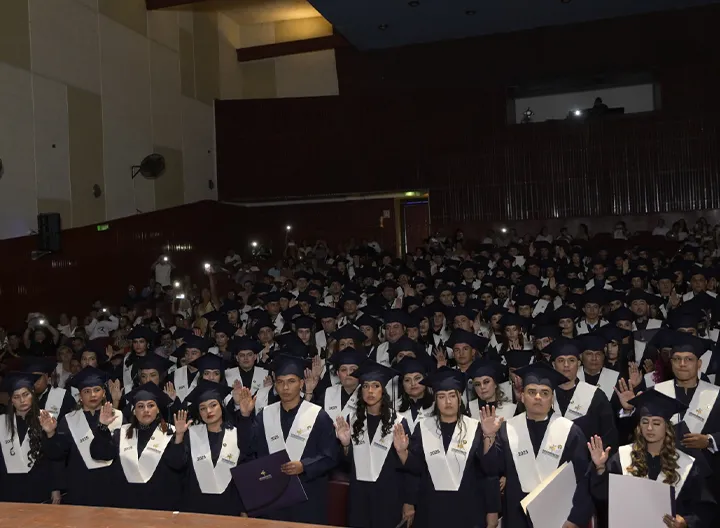 Graduandos UNIMINUTO durante la ceremonia realizando promesa profesional