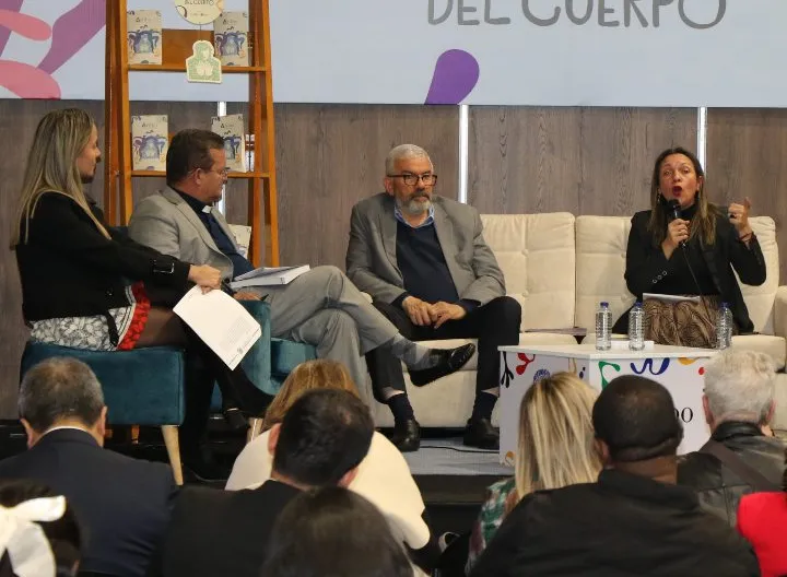 Foto de los panelistas en el lanzamiento del libro