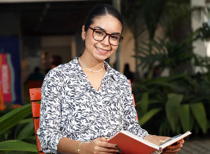 mujer estudiante con un libro en la mano