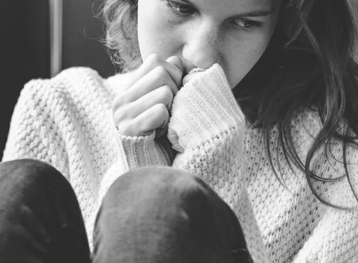 Mujer aislada con signos de depresión