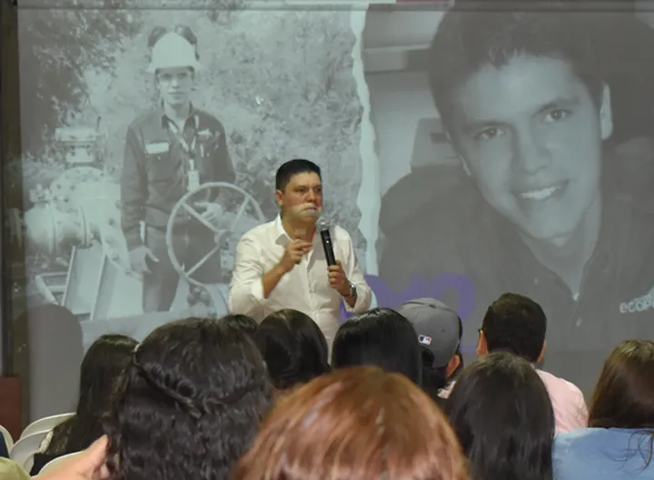 Felipe López durante su charla frente a estudiantes UNIMINUTO en el marco de EXPOUNIMINUTO 20253