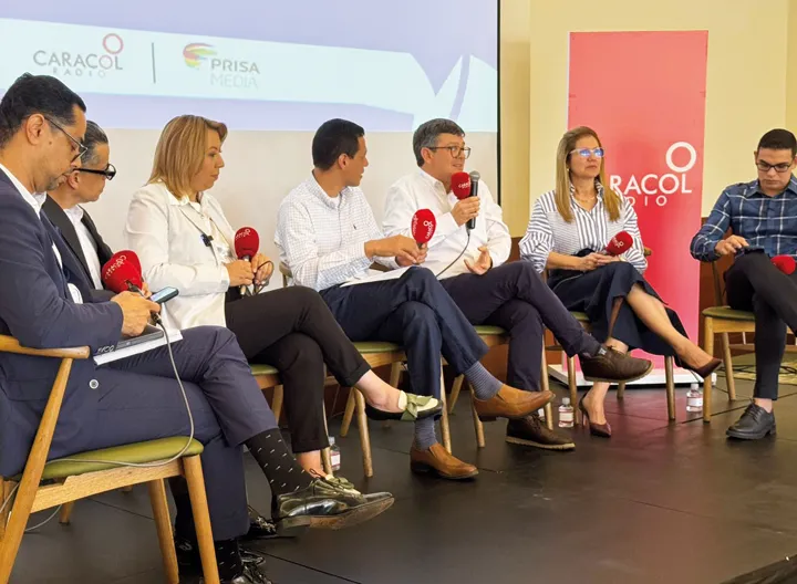 Rectores de las principales universidades del Tolima durante el panel sobre los desafíos y transformaciones de la educación superior.4