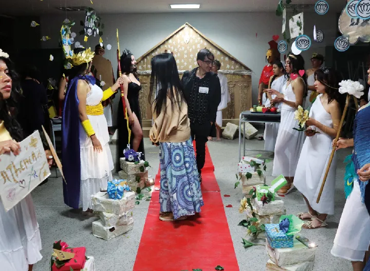 Estudiantes LILEX en el escenario del LinguaFest 2025