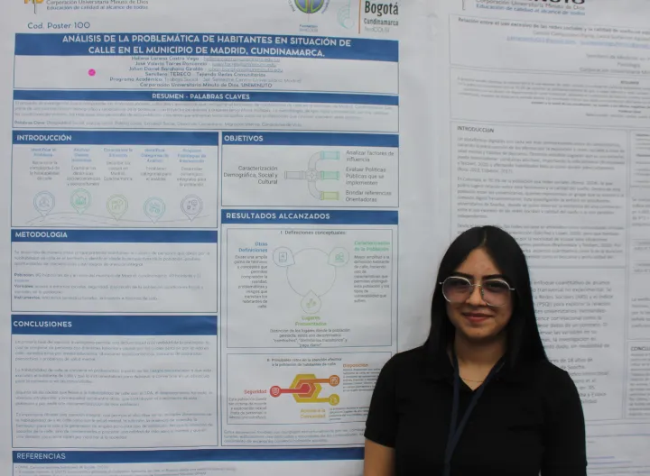 Estudiante sustentando ponencia de investigación
