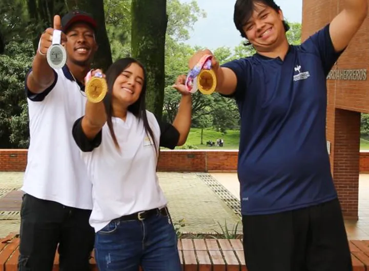 Nuestros 3 estudiantes mostrando sus medallas 