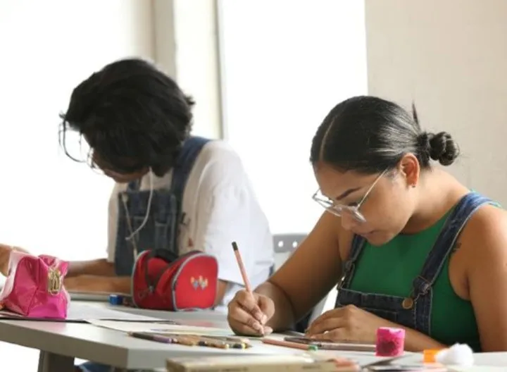 Estudiantes en salón de clases