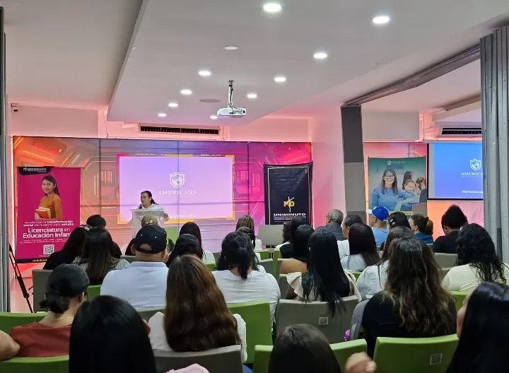 Foto de auditorio con público y ponente