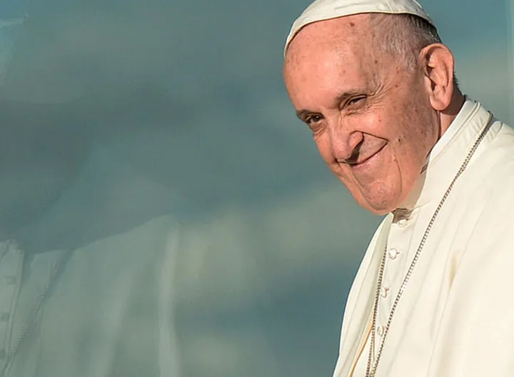 Papa Francisco sonriendo a la comunidad