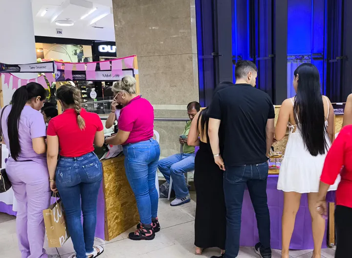 Público asistente a EXPOUNIMINUTO Feria Comercial - CC ACQUA - Ibagué