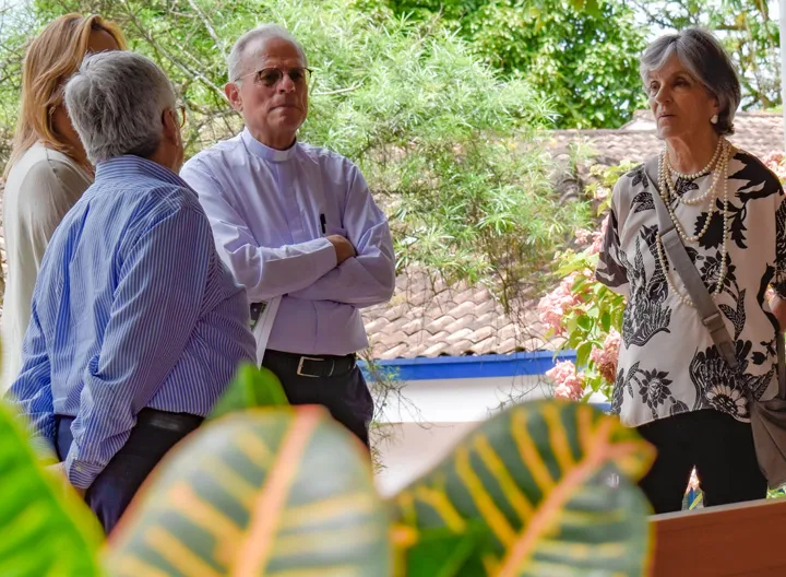 En la imagen Padre Camilo Bernal Hadad, la doctora María del Rosario Sintes, acompañados por el doctor Leónidas López y la rectora Carolina Tovar Torres, recorriendo los espacios académicos del Centro Universitario Ibagué2