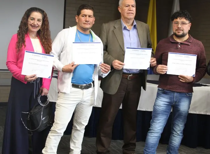 Cuatro líderes posando con certificado de diplomado