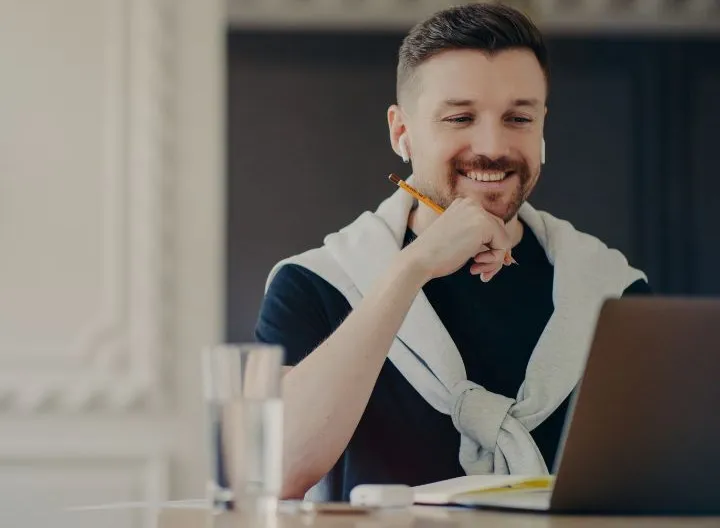 estudiante con computador portátil