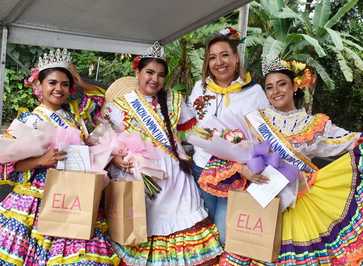 La rectora Carolina Tovar, con las ganadoras del Folclorito CU. Ibagué