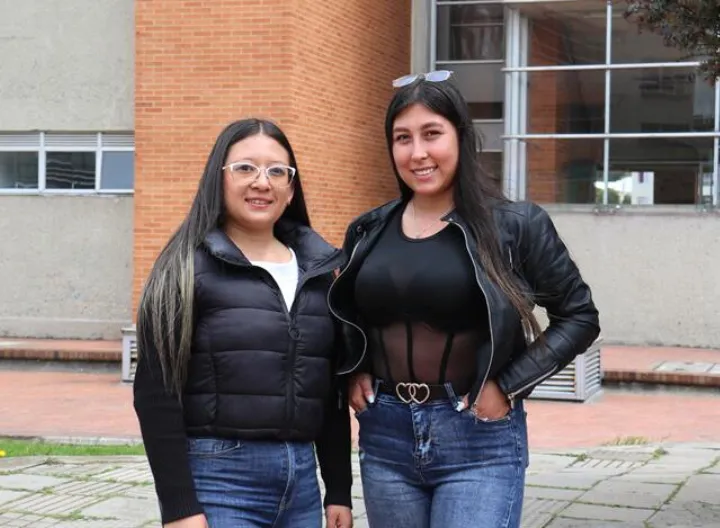 Estudiantes reconocidas en entrada centro universitario