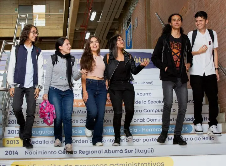 grupo de estudiantes bajando escaleras