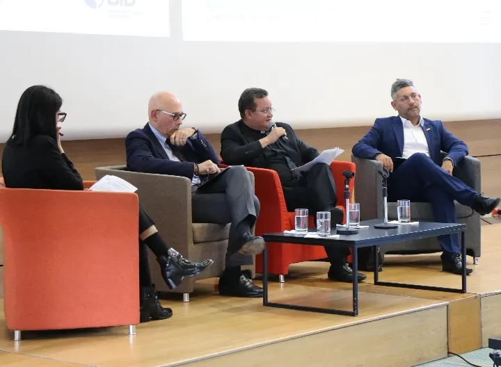 rector UNIMINUTO en el panel Llegar no es suficiente: ¿Cómo evitar que los jóvenes abandonen la universidad?