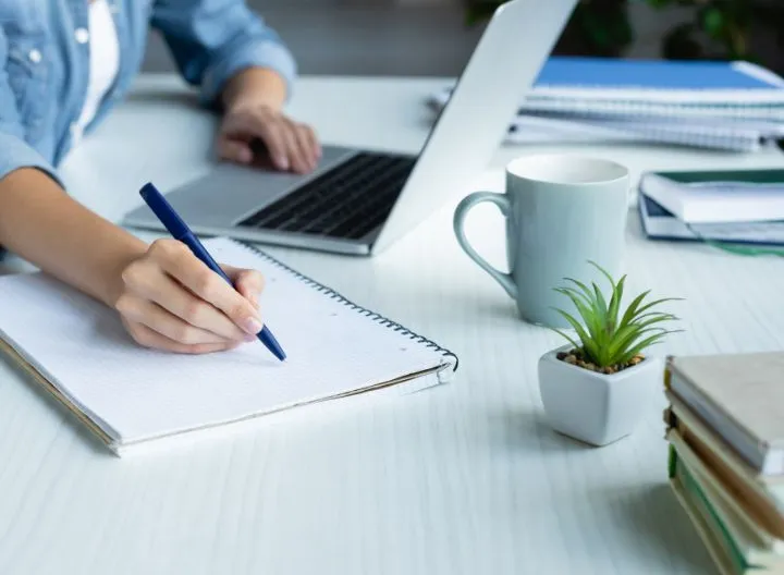 Persona escribiendo en libro