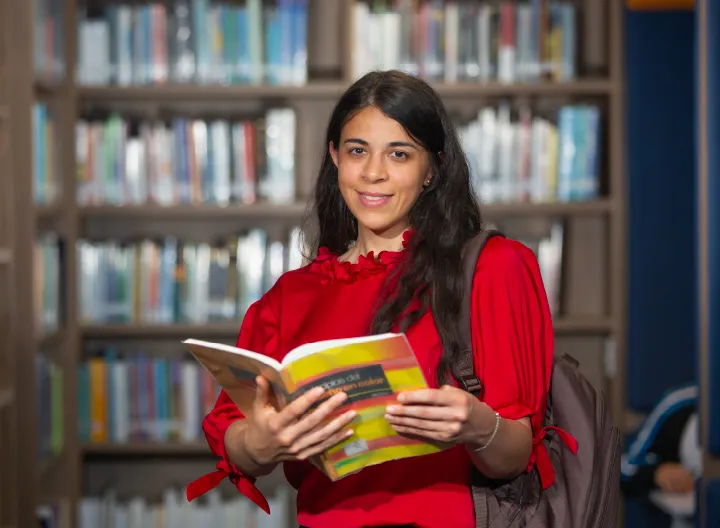 Estudiante universitaria leyendo un libro