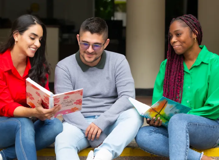 tres estudiantes con cuaderno